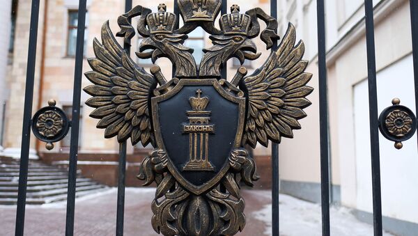 Герб на ограде у здания Генеральной прокуратуры России  - Sputnik Узбекистан