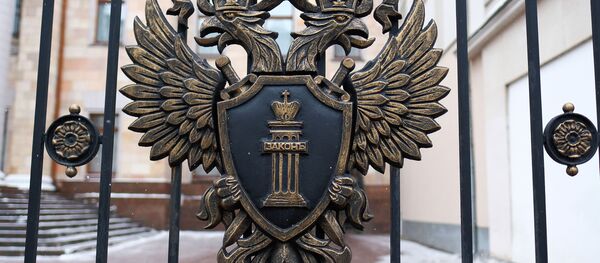Герб на ограде у здания Генеральной прокуратуры России  - Sputnik Узбекистан