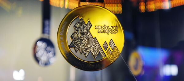 Золотая медаль зимних Олимпийских игр в Сочи 2014 года на выставке в Российском международном олимпийском университете - Sputnik Узбекистан