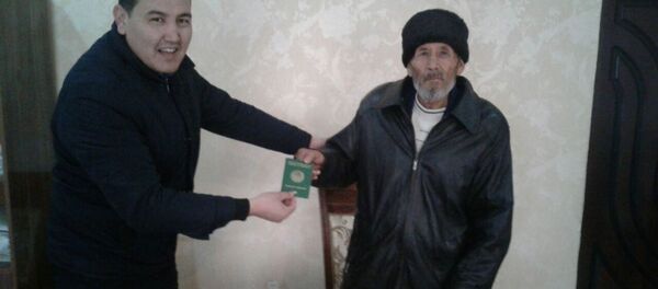 Жителю Ферганской области Муминжону Тожиеву вручили новый биометрический паспорт - Sputnik Узбекистан