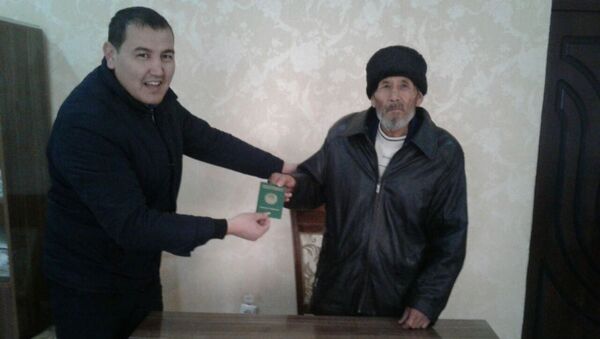 Жителю Ферганской области Муминжону Тожиеву вручили новый биометрический паспорт - Sputnik Узбекистан