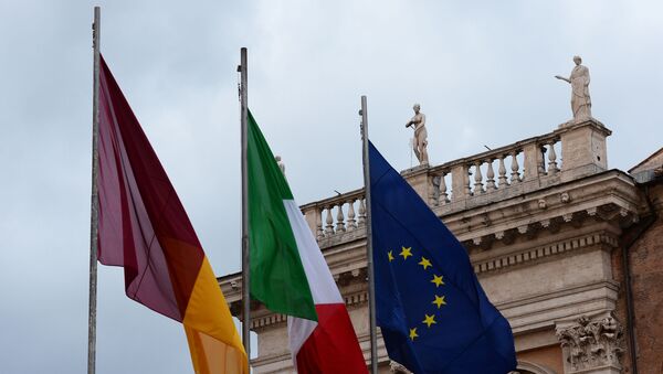 Флаги Рима, Италии, Евросоюза (слева направо) у Нового Дворца на Капитолийской площади в Риме - Sputnik Узбекистан