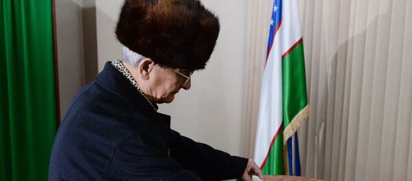 Мужчина голосует на избирательном участке - Sputnik Узбекистан