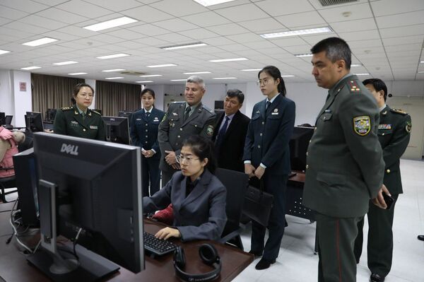 Минобороны Узбекистана изучает опыт военной прессы Китая - Sputnik Узбекистан