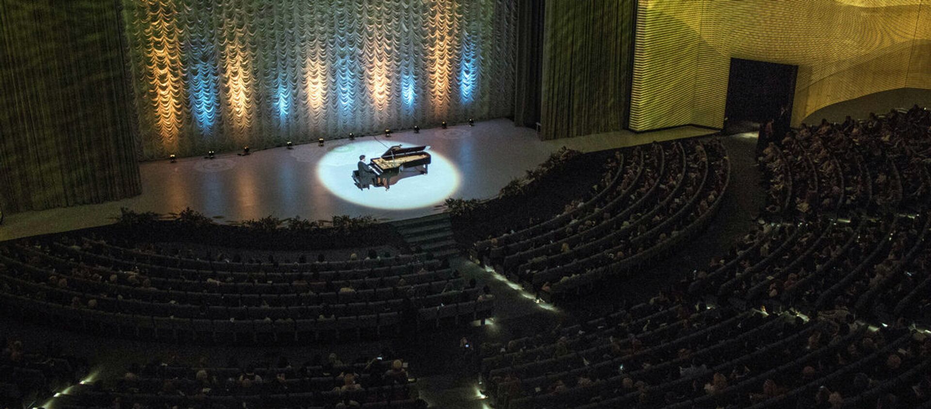 Во Дворце международных форумов Узбекистан состоялся концерт всемирно известного музыканта Дениса Мацуева - Sputnik Узбекистан, 1920, 10.12.2019