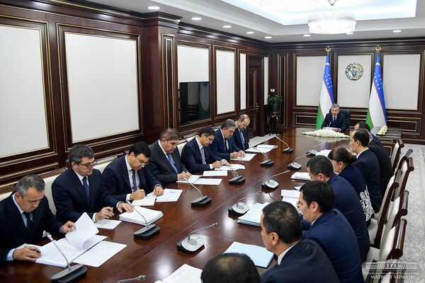 Мирзиёев недоволен числом буксующих компаний с госдолей - Sputnik Узбекистан