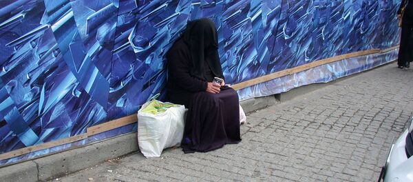 Женщина просит милостыню Женщина просит милостыню - Sputnik Узбекистан