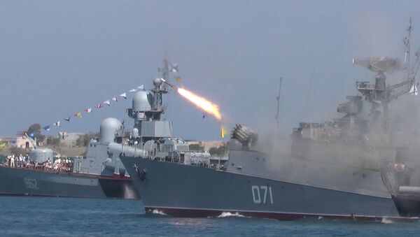 Залпы орудий, парад моряков и фейерверк – как отпраздновали День ВМФ в России - Sputnik Узбекистан