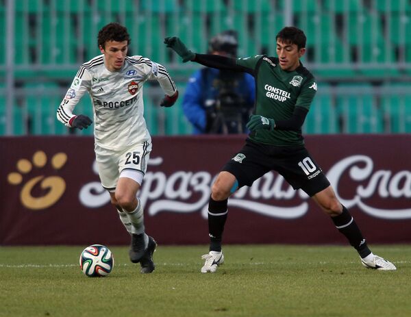 Футболист Одил Ахмедов (справа) - Sputnik Узбекистан