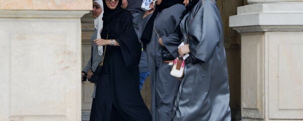 Женщины в Мельничной колоннаде - Sputnik Узбекистан