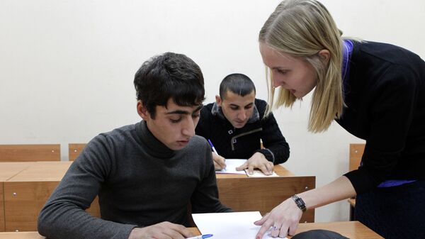 Сдача мигрантами экзамена по русскому языку - Sputnik Узбекистан