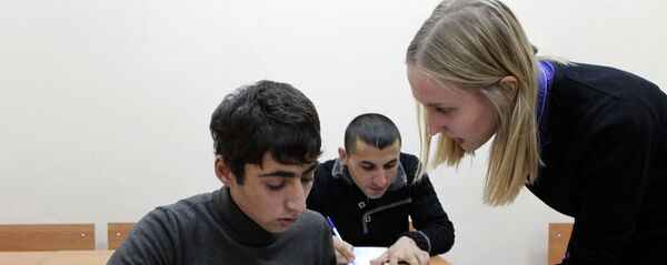 Сдача мигрантами экзамена по русскому языку Сдача мигрантами экзамена по русскому языку - Sputnik Ўзбекистон