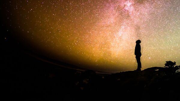Мужчина смотрит на звездное небо - Sputnik Ўзбекистон