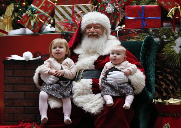 Санта Клаус с детьми в торговом центре Мэн Молл, США - Sputnik Узбекистан