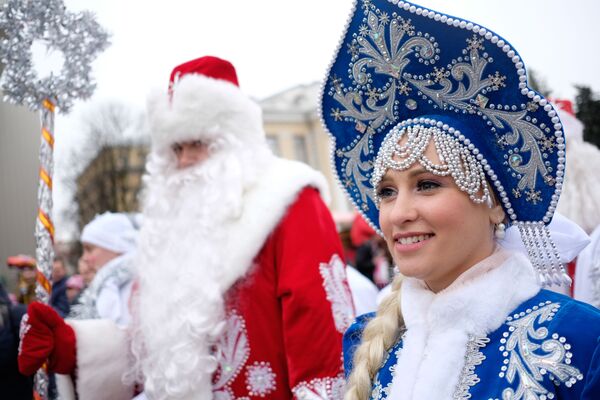 Дед Мороз и его помощница Снегурочка в Краснодаре, Россия - Sputnik Узбекистан