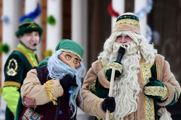 Татарский Дед Мороз Кыш Бабай и сказочный герой Убырлы карчык  - Sputnik Узбекистан