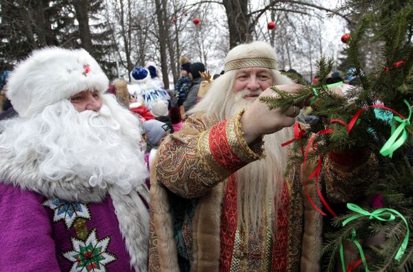 Удмуртский Дед Мороз Тол Бабай (слева) с другим сказочным персонажем - Sputnik Узбекистан