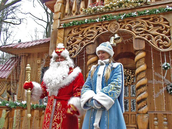 Белорусский Дед Мороз со Снегурочкой в Беловежской пуще - Sputnik Узбекистан