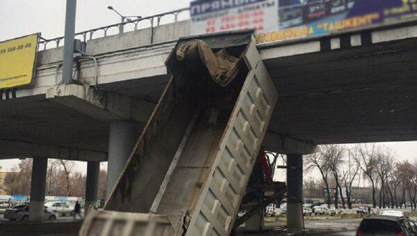 Грузовик с поднятым кузовом врезался в мост - Sputnik Узбекистан