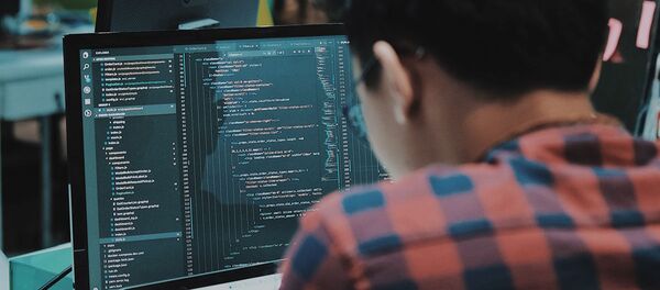 Мужчина работает за компьютером - Sputnik Ўзбекистон