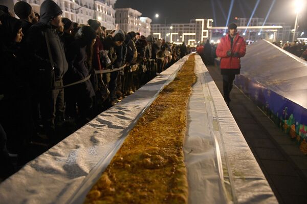 В Ташкенте испекли гигантскую пиццу, хватило всем — видео - Sputnik Узбекистан