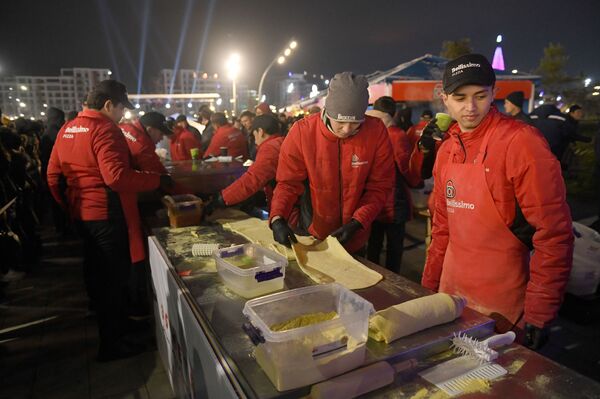 В Ташкенте испекли гигантскую пиццу, хватило всем — видео - Sputnik Узбекистан