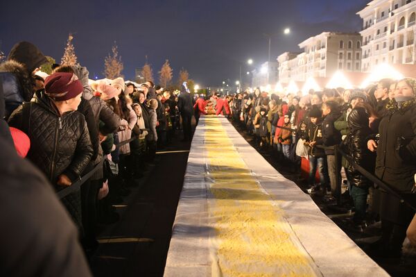 Italiyaliklar ham ip esholmaydi: Toshkentda ulkan pissa tayyorlandi – video  - Sputnik O‘zbekiston