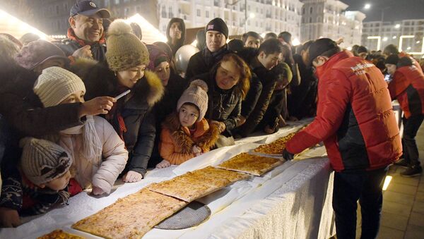 В Ташкенте испекли гигантскую пиццу, хватило всем — видео - Sputnik Узбекистан
