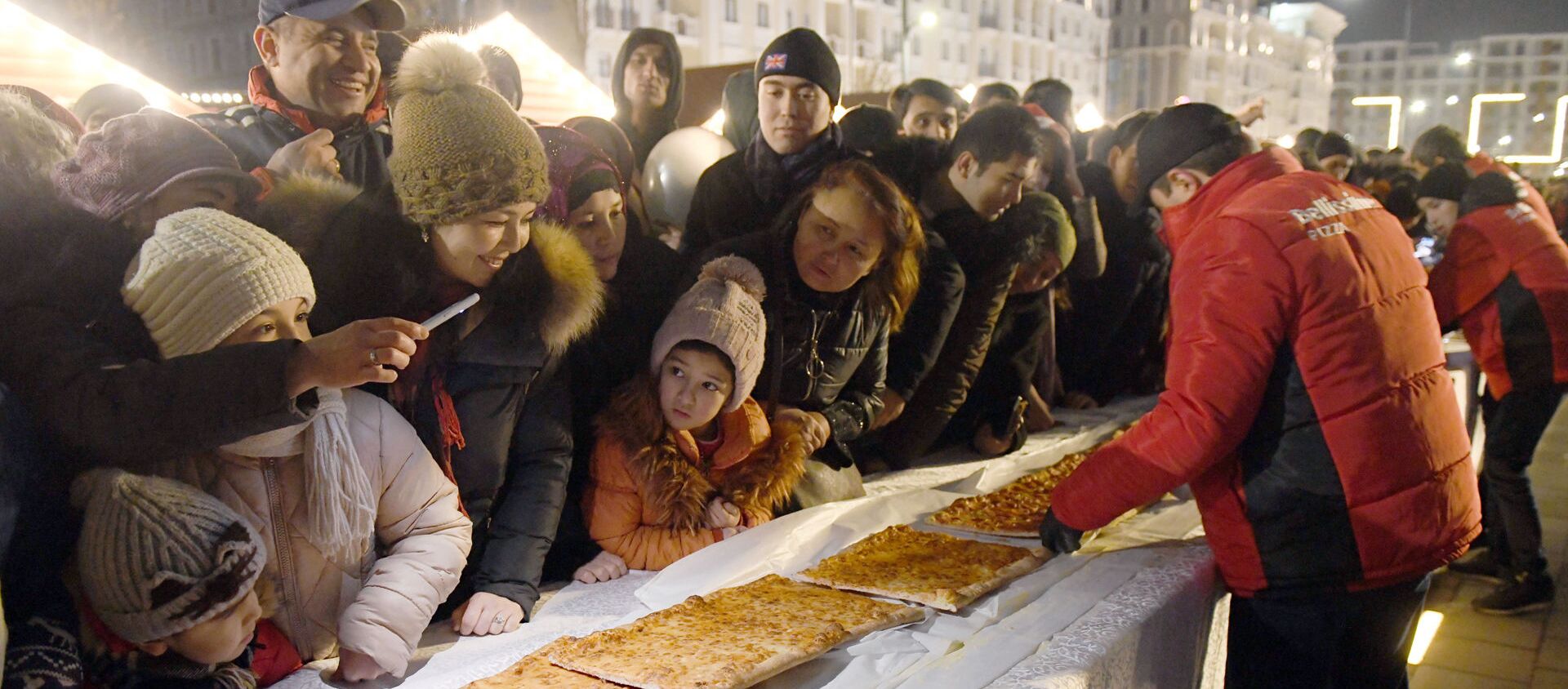 В Ташкенте испекли гигантскую пиццу, хватило всем — видео - Sputnik Узбекистан, 1920, 15.12.2019