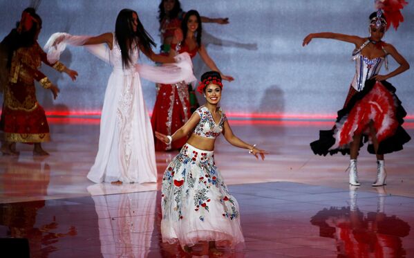  Представительница Великобритании Bhasha Mukherjee на конкурсе красоты Мисс мира 2019 в Лондоне  - Sputnik Узбекистан