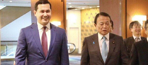 Министр инвестиций и внешней торговли Узбекистана с заместителем премьер-министра, министром финансов Японии - Sputnik Узбекистан