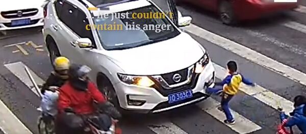 Boy vents anger at driver after car sends his mother flying - Sputnik Узбекистан