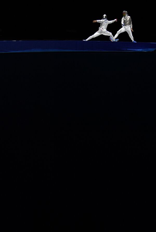 Боладе Апити и Макс Хартунг в полуфинальном поединке во время соревнований личного первенства среди мужчин на международном турнире по фехтованию Московская сабля-2019 - Sputnik Узбекистан