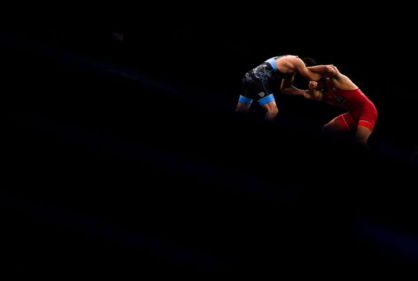 Назем Амин Майлс и Александр Гостиев в поединке за бронзовую медаль соревнований по вольной борьбе среди мужчин в весовой категории до 86 кг на II Европейских играх в Минске - Sputnik Узбекистан