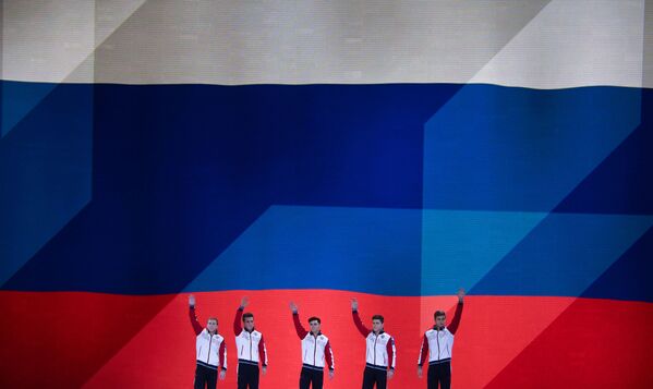 Российские спортсмены в финале командных соревнований на чемпионате мира по спортивной гимнастике в Штутгарте - Sputnik Узбекистан