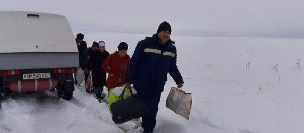Сотрудники МЧС помогли пассажирам автобуса и легких автомобилей Сотрудники МЧС помогли пассажирам автобуса и легких автомобилей - Sputnik Ўзбекистон