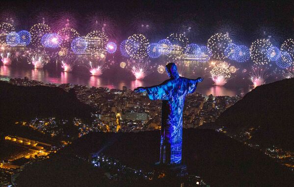 Статуя Христа-Искупителя во время празднования Нового года в Рио-де-Жанейро - Sputnik Узбекистан