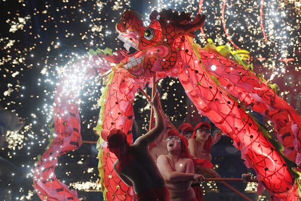 Выступление танцоров в парке Пекина в четвертый день Лунного Нового года, Китай - Sputnik Узбекистан