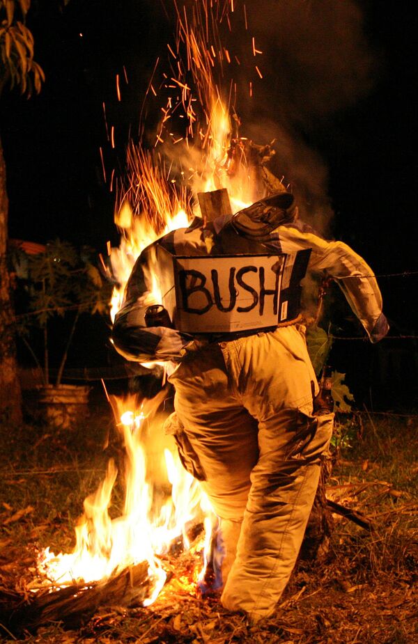 Горящее чучело с изображением Джорджа Буша во время празднования Нового года в Капире, Панама - Sputnik Узбекистан