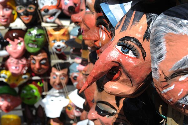 Традиционные новогодние маски перед празднованием Нового года в Кито, Эквадор - Sputnik Узбекистан