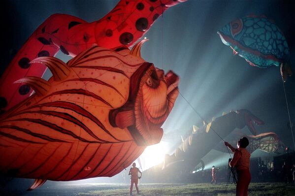 Гигантские шары в форме рыб, драконов, птиц и крокодилов во время празднования Нового года, Филиппины  - Sputnik Узбекистан