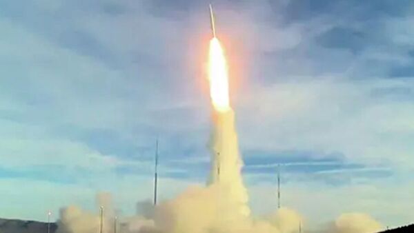 Запуск баллистической ракеты с авиабазы Ванденберг в Калифорнии - Sputnik Ўзбекистон