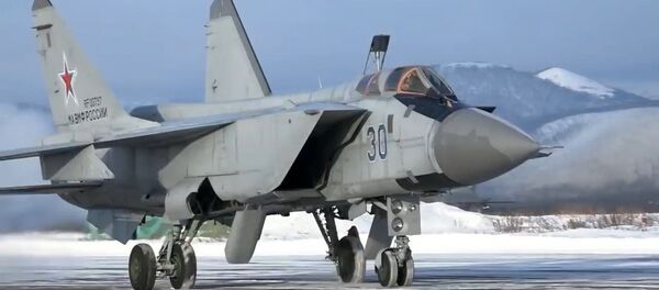 Дуэль в небе: МиГ-31БМ провели учения над Камчаткой - Sputnik Узбекистан