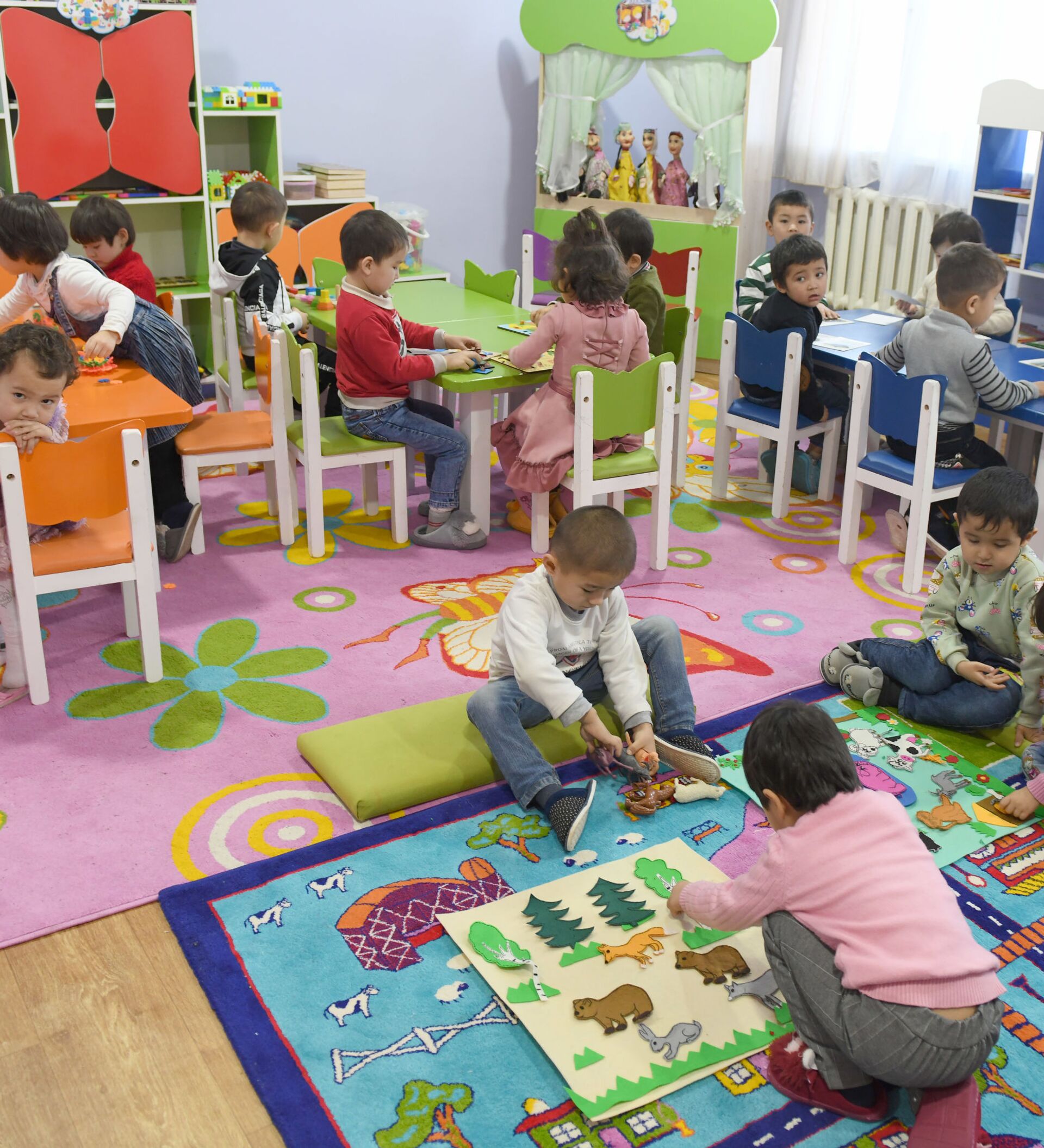 V detskom sadu. Детский садик в Узбекистане. Домашние детские сады в Узбекистане. Дети в саду Узбекистан. Работа в детском саду.
