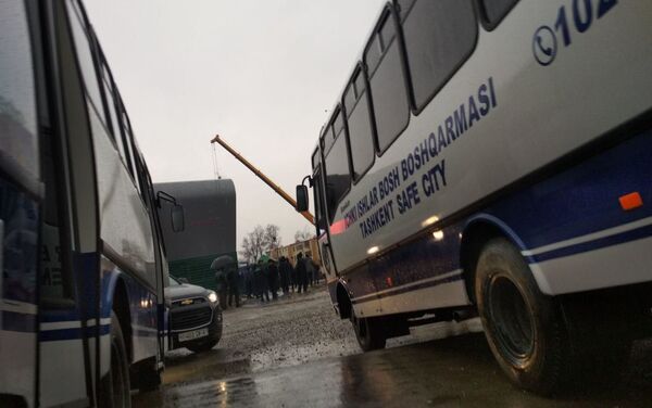 Автобусы ГУВД г. Ташкента на месте обрушения строящейся ветки метро - Sputnik Узбекистан