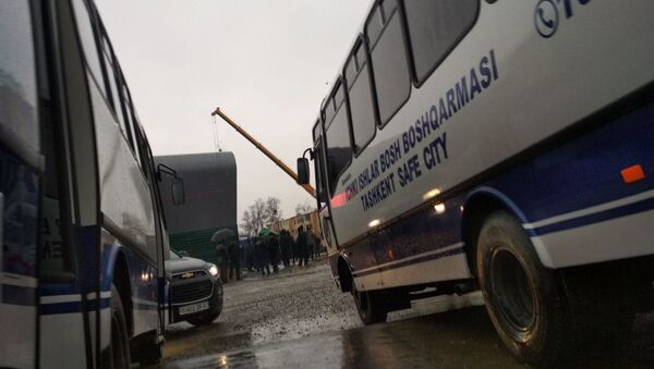 Автобусы ГУВД г. Ташкента на месте обрушения строящейся ветки метро - Sputnik Ўзбекистон