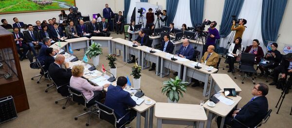 Круглый стол с представителями партий, посольствами и делегациями ШОС и СНГ - Sputnik Узбекистан