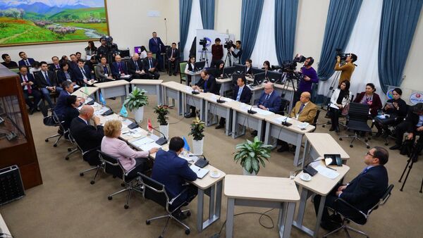 Круглый стол с представителями партий, посольствами и делегациями ШОС и СНГ - Sputnik Узбекистан