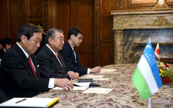 Шавкат Мирзиёев обсудил вопросы дальнейшего развития узбекско-японских межпарламентских отношений с председателем Палаты представителей Тадамори Осимой - Sputnik Узбекистан