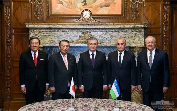 Шавкат Мирзиёев обсудил вопросы дальнейшего развития узбекско-японских межпарламентских отношений с председателем Палаты представителей Тадамори Осимой - Sputnik Узбекистан
